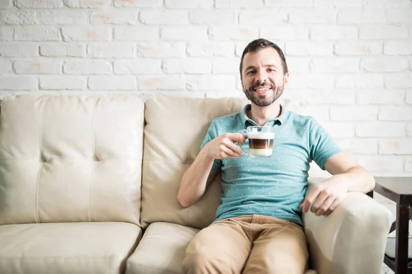 Muž hospodářství šálek cappuccino — Stock fotografie