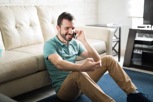 Homem latino falando por telefone — Fotografia de Stock