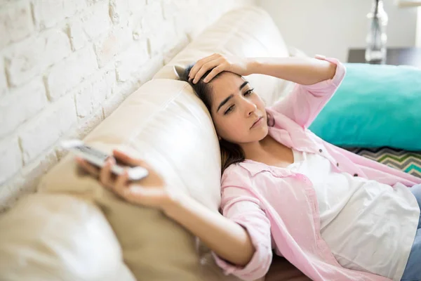 Mujer buscando problemático — Foto de Stock