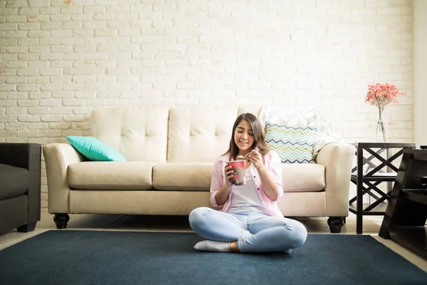 Çikolatalı dondurma yiyen kadın.