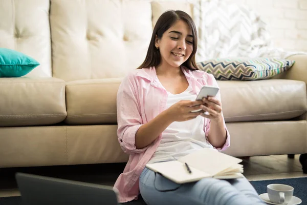 Vrouw die op de vloer zit — Stockfoto