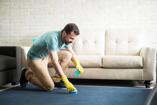 Man houden huis schoon — Stockfoto