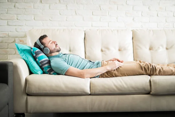 Homem Ouvindo música meditação — Fotografia de Stock