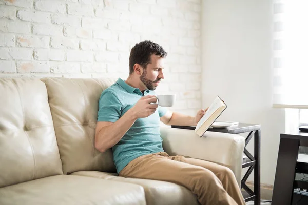 Uomo in possesso di tazza di caffè — Foto Stock