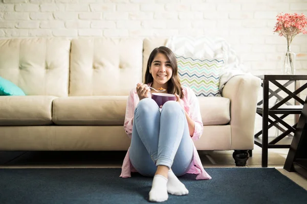 Vrouw met gezond ontbijt — Stockfoto