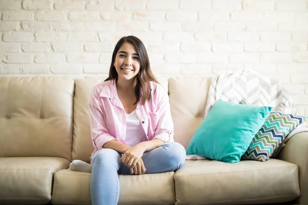 Mujer atractiva en un sofá acogedor — Foto de Stock