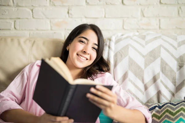 Woman holding book — Stock Photo, Image