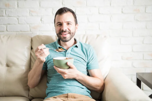 Hombre tomando cereales para el desayuno —  Fotos de Stock