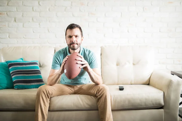 Omul care deține mingea americană de fotbal — Fotografie, imagine de stoc
