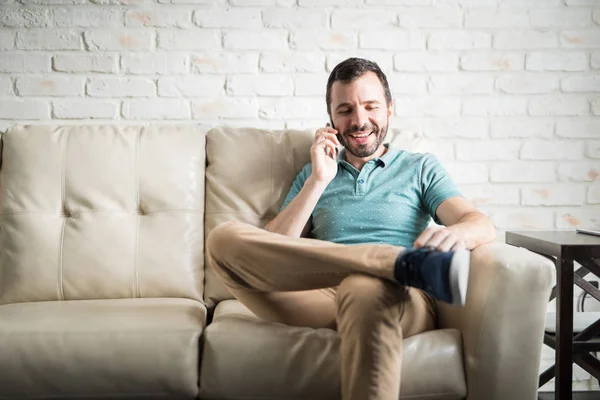 Homem latino falando por telefone — Fotografia de Stock