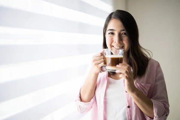 Mujer sosteniendo taza de capuchino — Foto de Stock