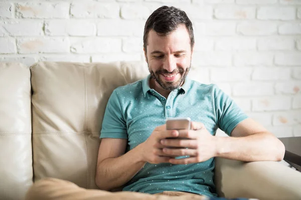 Hombre mensajes de texto con novia — Foto de Stock