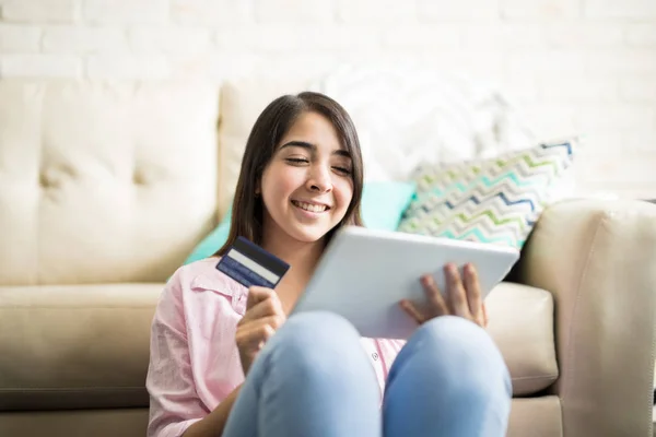 Vrouw met behulp van Tablet PC met kaart — Stockfoto