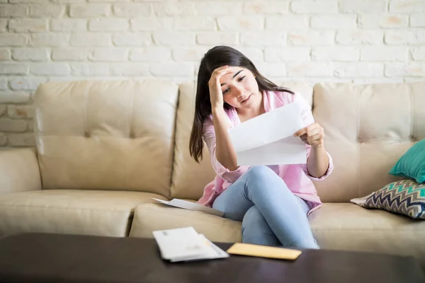 Vrouwelijke bezorgd over haar rekeningen — Stockfoto