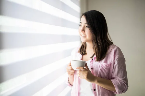 Женщина пьет горячий кофе — стоковое фото