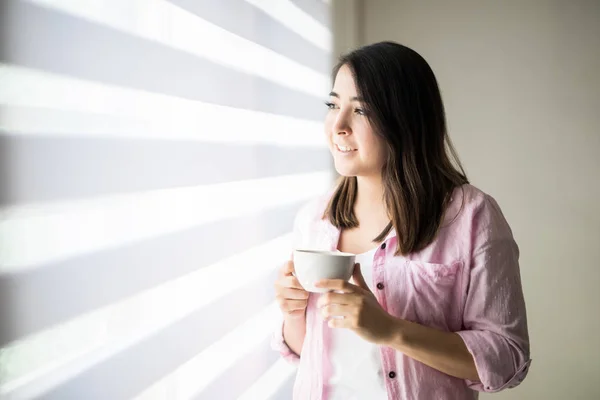 Femme buvant du café chaud — Photo