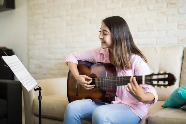 Hispanic woman playing guitar — Stock Photo, Image