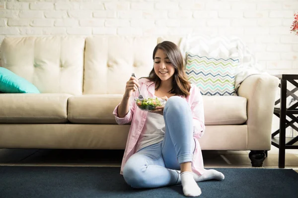 Latijnse vrouw eten van verse salade — Stockfoto