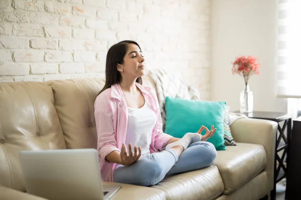 Woman doing some meditation — Stock Photo, Image