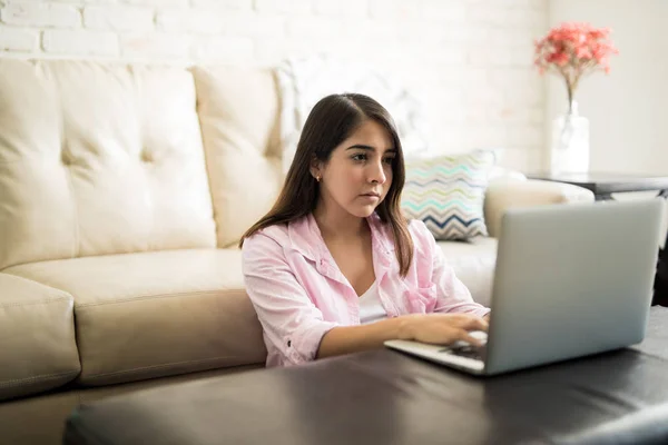 Hispanische Frau mit Laptop — Stockfoto