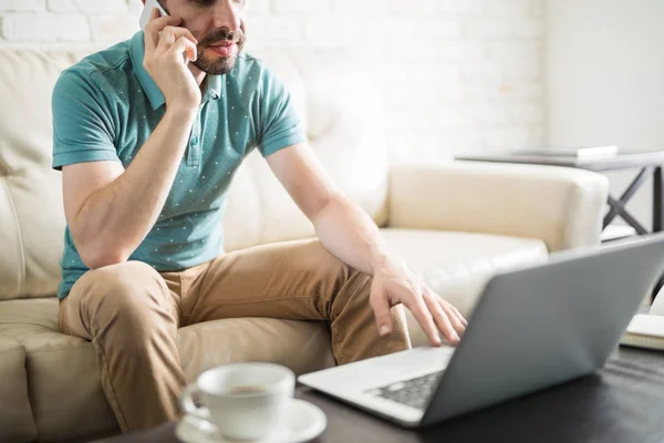 Hispanic jonge man — Stockfoto