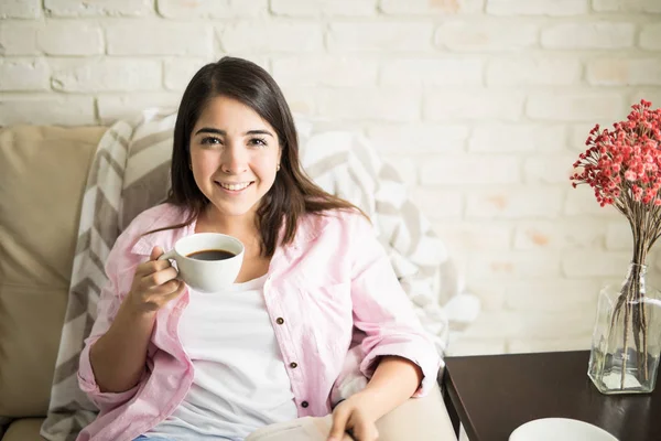 Latin woman drinking coffee — Stock Photo, Image