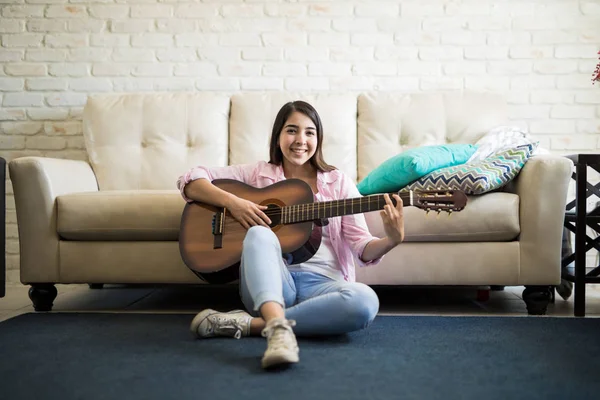 Woman playing guitar — Stock Photo, Image