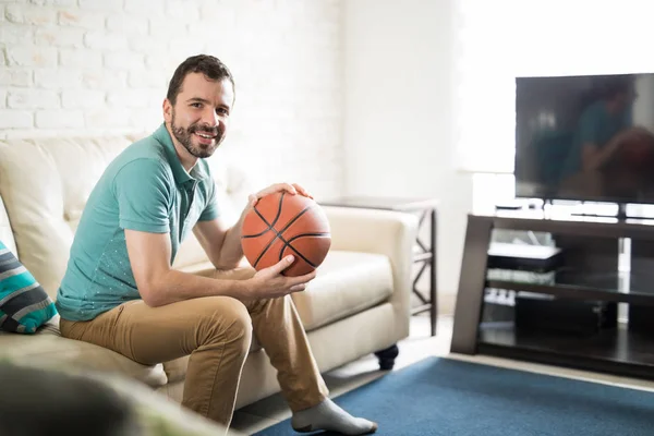 Man holding ball — Stock Photo, Image