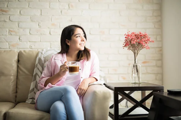 Mulher segurando copo de cappuccino — Fotografia de Stock