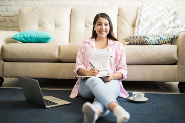 Woman writing down information — Stock Photo, Image