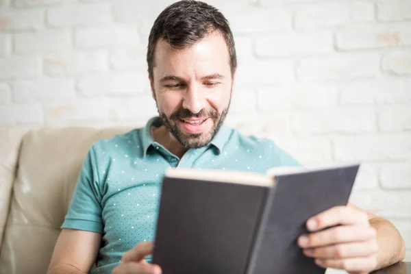 Man leesboek — Stockfoto