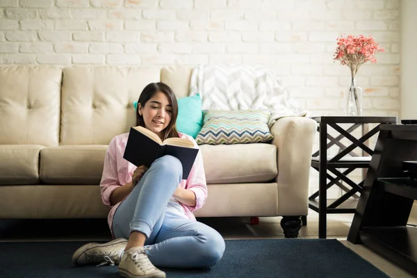 Mulher segurando Livro — Fotografia de Stock