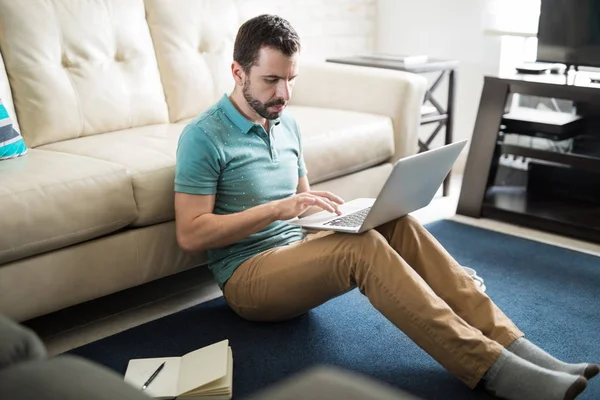 Man chatten met vriendin — Stockfoto