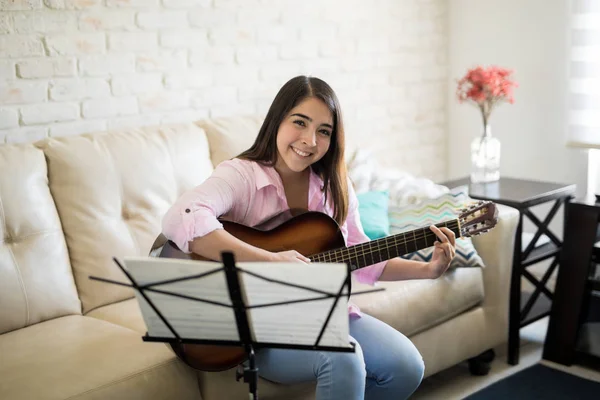 Donna che suona la chitarra — Foto Stock