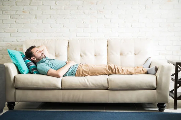 Homem deitado no sofá aconchegante — Fotografia de Stock