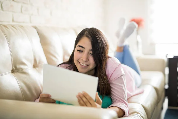 Nő beszélget egy tabletta számítógép — Stock Fotó