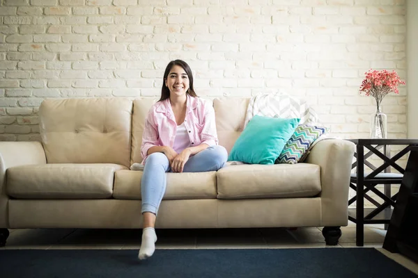 Mujer en traje casual — Foto de Stock