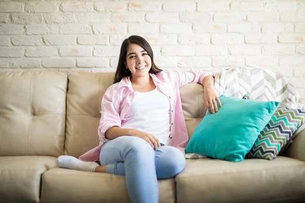 Tineri femeie în canapea confortabilă — Fotografie, imagine de stoc