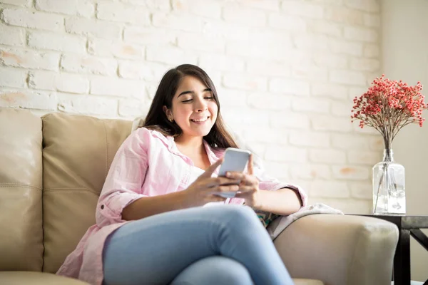 Femme utilisant le téléphone pour envoyer des SMS — Photo