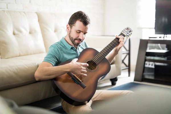 Homem tocando guitarra — Fotografia de Stock