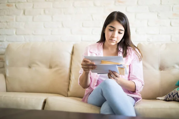 Vrouwelijke bezorgd over haar rekeningen — Stockfoto