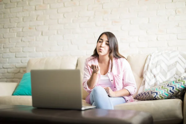 Spansktalande kvinna med laptop — Stockfoto