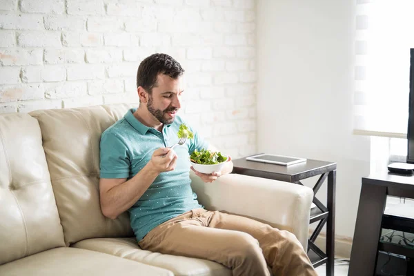 新鮮なグリーン サラダを食べる男 — ストック写真