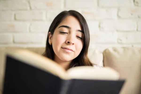 Frau mit Buch — Stockfoto