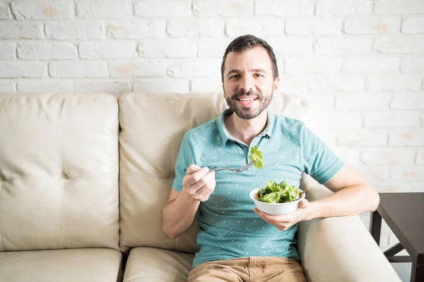 Uomo mangiare insalata fresca e verde — Foto Stock