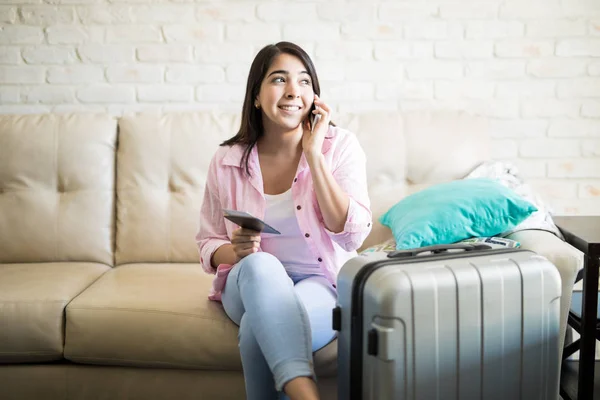 Mooie vrouw met behulp van telefoon — Stockfoto