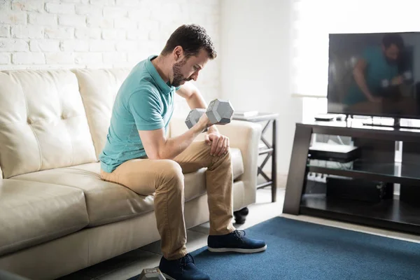 Spanischer Mann hebt Hanteln — Stockfoto