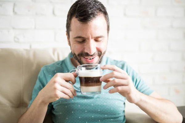 Homme tenant une tasse de cappuccino — Photo
