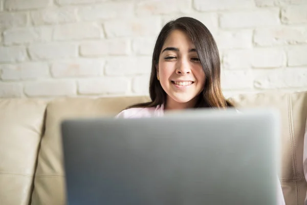 Hispanische Frau mit Laptop — Stockfoto