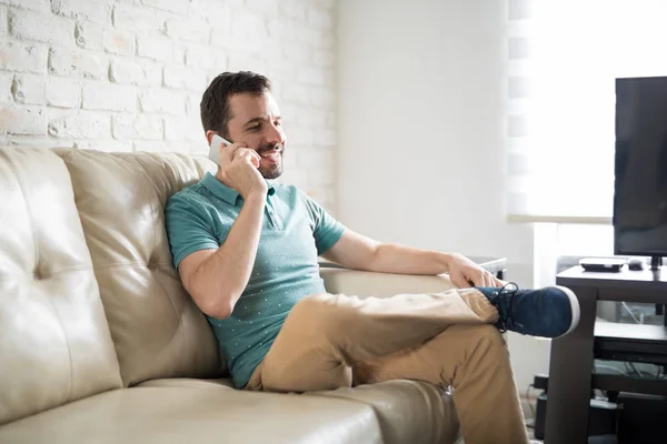 Homem hispânico chamando um amigo — Fotografia de Stock